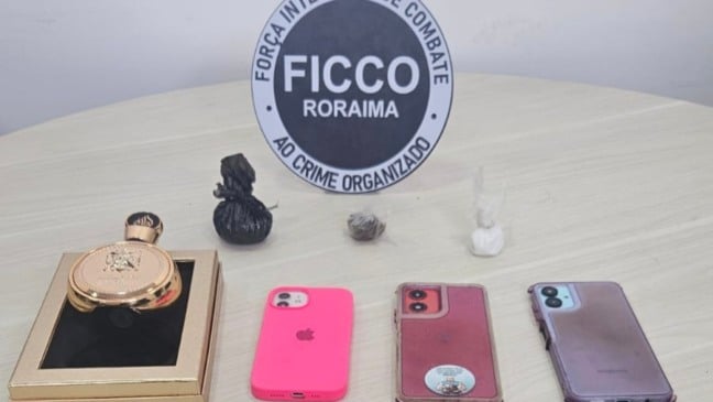 Invólucros de skunk e cocaína, e três celulares foram apreendidos com o suspeito. Foto: Polícia Civil
