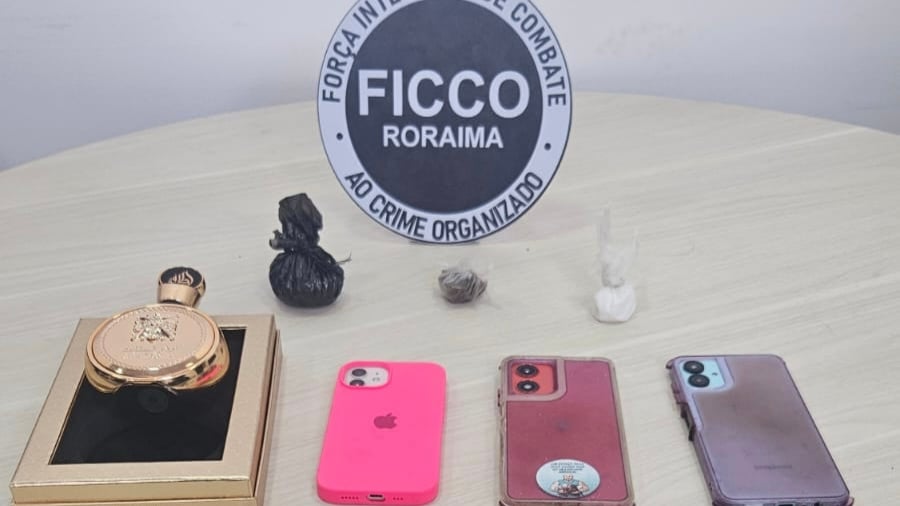 Invólucros de skunk e cocaína, e três celulares foram apreendidos com o suspeito. Foto: Polícia Civil Invólucros de skunk e cocaína, e três celulares foram apreendidos com o suspeito. Foto: Polícia Civil