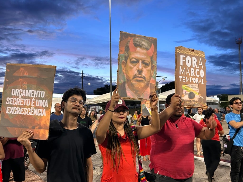 Cartazes e faixas também denunciaram a aprovação do marco temporal e defenderam os direitos dos povos indígenas. (Foto: Aysha Baydoun) Cartazes e faixas também denunciaram a aprovação do marco temporal e defenderam os direitos dos povos indígenas. (Foto: Aysha Baydoun)