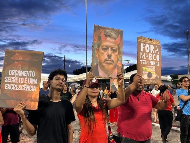 Cartazes e faixas também denunciaram a aprovação do marco temporal e defenderam os direitos dos povos indígenas. (Foto: Aysha Baydoun)