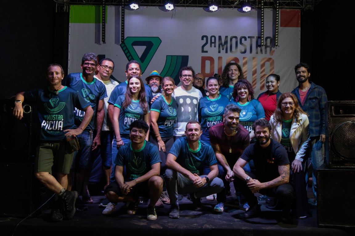 A 2ª Mostra Picuá de Cinema e Literatura realiza nesta sexta-feira (05/12), às 19h30, o lançamento oficial de seu e-book, consolidando mais um capítulo da cena cultural roraimense. O evento acontece na Casa Cruviana (Travessa Cerejo Cruz, nº 63 – Centro) e é aberto ao público.
O e-book reúne prosas e poesias contemporâneas selecionadas durante a edição deste ano, realizada em abril, na Serra do Tepequém, compondo um registro significativo da produção literária de Roraima. São 10 poemas e 10 contos inéditos, finalistas da Mostra, além das sinopses dos 17 filmes selecionados que concorreram ao troféu Picuá. A publicação reforça a continuidade de um projeto que valoriza artistas locais e amplia o alcance da literatura e do cinema produzidos no estado.
“Trazer a Mostra Picuá para Boa Vista é uma forma de estender essa mostra tão exitosa, realizada na maravilhosa região do Tepequém, para a capital do nosso estado, onde está concentrada a maior parte dos artistas que inscreveram seus textos em prosa e poesia, os intérpretes e os produtores do cinema local. Muitos puderam estar presentes, mas nem todos. Então, este evento é também uma forma de aproximar o público da cena cultural que se conecta com a Mostra. É uma oportunidade de reviver um pouco da energia da Mostra Picuá”, destaca Thiago Briglia, idealizador do evento.
A programação especial da noite inclui a exibição de três filmes que integraram a Mostra: Morto Não (São Paulo/2025), vencedor de Melhor Filme pelo júri especializado; A Bici de Ramon (Roraima/2024), eleito Melhor Filme pelo voto popular; e Isso é Frescura? (Roraima/2024).
Além disso, haverá declamação de textos literários, microfone aberto para performances e a presença marcante do músico Neuber Uchôa e banda, que encerram a noite com apresentação musical.
A atividade celebra a confluência entre cinema, literatura e música, reafirmando a Mostra Picuá como um espaço de criação, difusão e fortalecimento da cultura amazônica. O evento é realizado pela Makunaima Soluções em Turismo, em parceria com a Escola de Cinema e Comunicação da Amazônia (ECCA) e a Platô Filmes, com apoio do Sesc-RR, por meio da Lei Paulo Gustavo, Governo Federal, Ministério da Cultura, com apoio da Secretaria de Cultura e Turismo (Foto Divulgação) A 2ª Mostra Picuá de Cinema e Literatura realiza nesta sexta-feira (05/12), às 19h30, o lançamento oficial de seu e-book, consolidando mais um capítulo da cena cultural roraimense. O evento acontece na Casa Cruviana (Travessa Cerejo Cruz, nº 63 – Centro) e é aberto ao público.
O e-book reúne prosas e poesias contemporâneas selecionadas durante a edição deste ano, realizada em abril, na Serra do Tepequém, compondo um registro significativo da produção literária de Roraima. São 10 poemas e 10 contos inéditos, finalistas da Mostra, além das sinopses dos 17 filmes selecionados que concorreram ao troféu Picuá. A publicação reforça a continuidade de um projeto que valoriza artistas locais e amplia o alcance da literatura e do cinema produzidos no estado.
“Trazer a Mostra Picuá para Boa Vista é uma forma de estender essa mostra tão exitosa, realizada na maravilhosa região do Tepequém, para a capital do nosso estado, onde está concentrada a maior parte dos artistas que inscreveram seus textos em prosa e poesia, os intérpretes e os produtores do cinema local. Muitos puderam estar presentes, mas nem todos. Então, este evento é também uma forma de aproximar o público da cena cultural que se conecta com a Mostra. É uma oportunidade de reviver um pouco da energia da Mostra Picuá”, destaca Thiago Briglia, idealizador do evento.
A programação especial da noite inclui a exibição de três filmes que integraram a Mostra: Morto Não (São Paulo/2025), vencedor de Melhor Filme pelo júri especializado; A Bici de Ramon (Roraima/2024), eleito Melhor Filme pelo voto popular; e Isso é Frescura? (Roraima/2024).
Além disso, haverá declamação de textos literários, microfone aberto para performances e a presença marcante do músico Neuber Uchôa e banda, que encerram a noite com apresentação musical.
A atividade celebra a confluência entre cinema, literatura e música, reafirmando a Mostra Picuá como um espaço de criação, difusão e fortalecimento da cultura amazônica. O evento é realizado pela Makunaima Soluções em Turismo, em parceria com a Escola de Cinema e Comunicação da Amazônia (ECCA) e a Platô Filmes, com apoio do Sesc-RR, por meio da Lei Paulo Gustavo, Governo Federal, Ministério da Cultura, com apoio da Secretaria de Cultura e Turismo (Foto Divulgação)