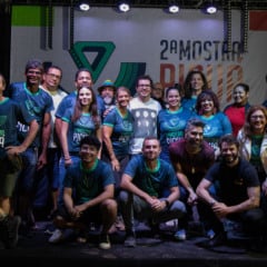 A 2ª Mostra Picuá de Cinema e Literatura realiza nesta sexta-feira (05/12), às 19h30, o lançamento oficial de seu e-book, consolidando mais um capítulo da cena cultural roraimense. O evento acontece na Casa Cruviana (Travessa Cerejo Cruz, nº 63 – Centro) e é aberto ao público.

O e-book reúne prosas e poesias contemporâneas selecionadas durante a edição deste ano, realizada em abril, na Serra do Tepequém, compondo um registro significativo da produção literária de Roraima. São 10 poemas e 10 contos inéditos, finalistas da Mostra, além das sinopses dos 17 filmes selecionados que concorreram ao troféu Picuá. A publicação reforça a continuidade de um projeto que valoriza artistas locais e amplia o alcance da literatura e do cinema produzidos no estado.

“Trazer a Mostra Picuá para Boa Vista é uma forma de estender essa mostra tão exitosa, realizada na maravilhosa região do Tepequém, para a capital do nosso estado, onde está concentrada a maior parte dos artistas que inscreveram seus textos em prosa e poesia, os intérpretes e os produtores do cinema local. Muitos puderam estar presentes, mas nem todos. Então, este evento é também uma forma de aproximar o público da cena cultural que se conecta com a Mostra. É uma oportunidade de reviver um pouco da energia da Mostra Picuá”, destaca Thiago Briglia, idealizador do evento.

A programação especial da noite inclui a exibição de três filmes que integraram a Mostra: Morto Não (São Paulo/2025), vencedor de Melhor Filme pelo júri especializado; A Bici de Ramon (Roraima/2024), eleito Melhor Filme pelo voto popular; e Isso é Frescura? (Roraima/2024).

Além disso, haverá declamação de textos literários, microfone aberto para performances e a presença marcante do músico Neuber Uchôa e banda, que encerram a noite com apresentação musical.

A atividade celebra a confluência entre cinema, literatura e música, reafirmando a Mostra Picuá como um espaço de criação, difusão e fortalecimento da cultura amazônica. O evento é realizado pela Makunaima Soluções em Turismo, em parceria com a Escola de Cinema e Comunicação da Amazônia (ECCA) e a Platô Filmes, com apoio do Sesc-RR, por meio da Lei Paulo Gustavo, Governo Federal, Ministério da Cultura, com apoio da Secretaria de Cultura e Turismo (Foto Divulgação)