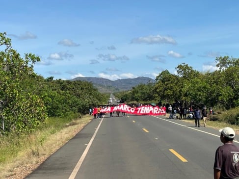 Grupo de indígenas protesta contra a PEC 48 aprovada pelo Senado (Foto: Neidiana Oliveira)