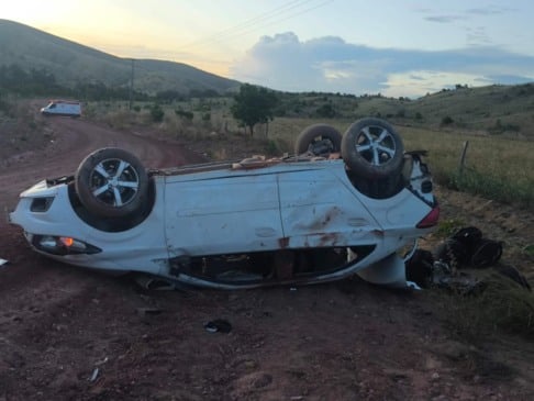 Carro com imigrantes ilegais capota durante fuga e deixa dois mortos e sete feridos