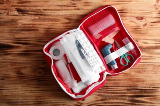 Uma boa dica é já se antecipar e preparar um kit de primeiros socorros (Foto: Reprodução)