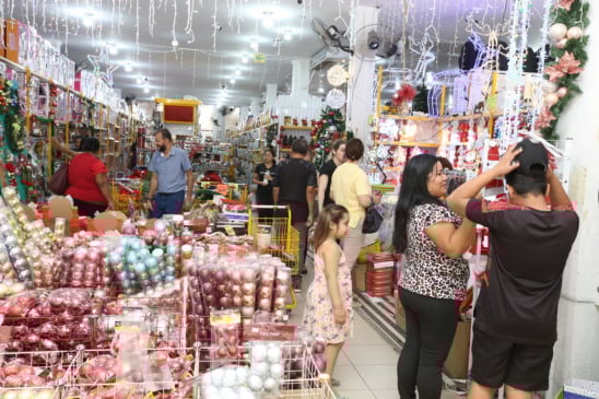 Movimento do comércio durante o período de festa natalina. Foto: Nilzete Franco/FolhaBV