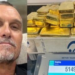 O piloto Armando Palla Júnior e os 51kg de ouro apreendido em seu avião