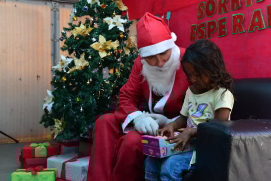 Crianças recebem presentes em ação de Natal em abrigos de Boa Vista