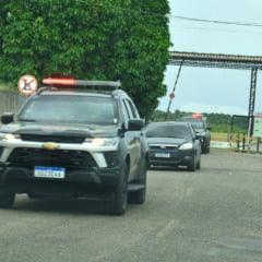 Momento em que as viaturas deixam o aeroporto (Foto: Nilzete Franco/FolhaBV)