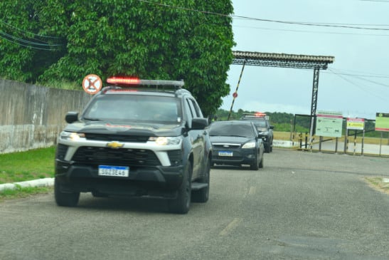 Momento em que as viaturas deixam o aeroporto (Foto: Nilzete Franco/FolhaBV)