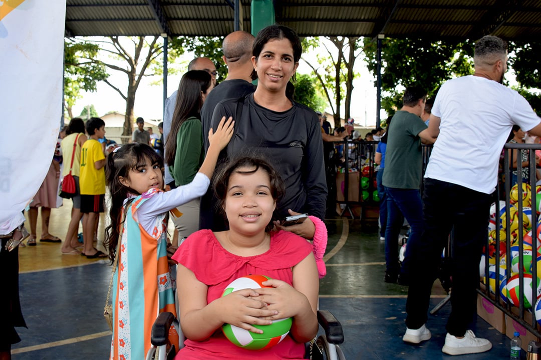Crianças da Capital recebem brinquedos durante a ação "Natal Presente" Crianças da Capital recebem brinquedos durante a ação "Natal Presente"