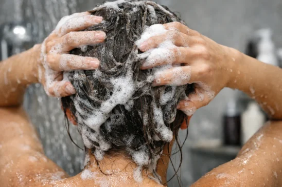 Por que lavar o cabelo todos os dias acelera a quebra em algumas pessoas