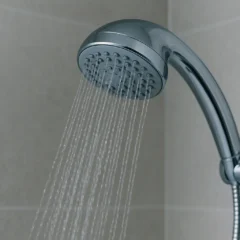 Por que o costume de tomar banho frio logo cedo pode trazer benefícios reais