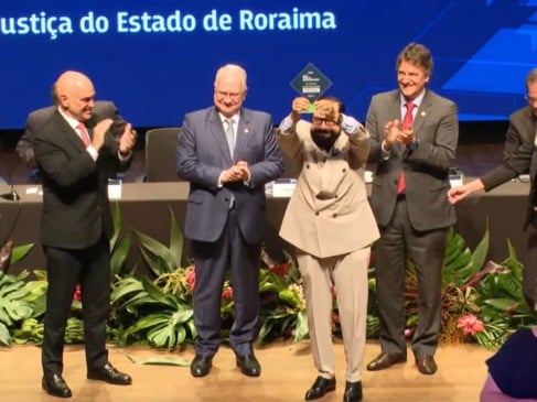 O presidente do Poder Judiciário de Roraima, desembargador Leonardo Cupello, recebeu o troféu  (Foto: NUCRI/TJRR)