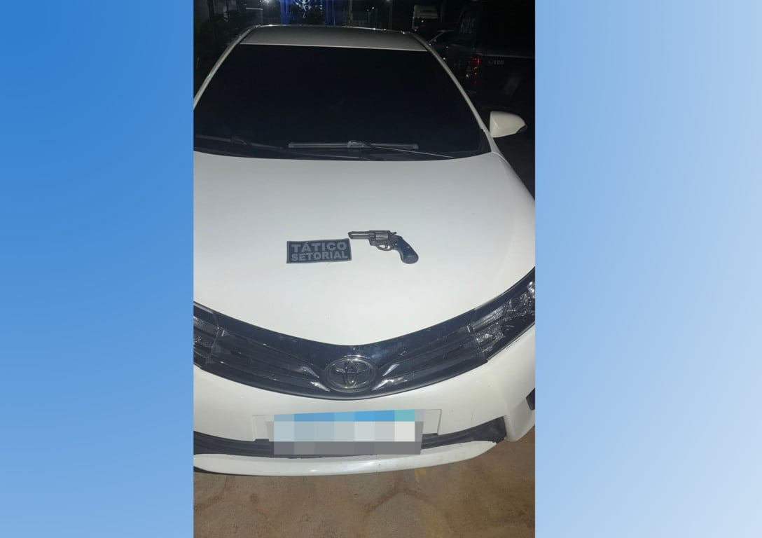 Carro, arma e munições foram apreendidos (Foto: Divulgação) Carro, arma e munições foram apreendidos (Foto: Divulgação)