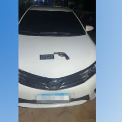 Carro, arma e munições foram apreendidos (Foto: Divulgação)