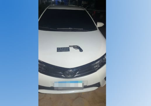 Carro, arma e munições foram apreendidos (Foto: Divulgação)