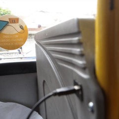 Tomada USB em &ocirc;nibus de Curitiba em 2016