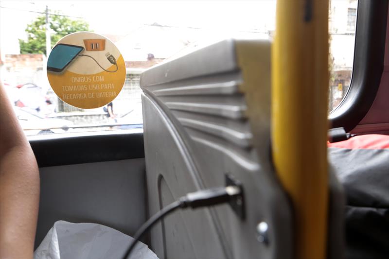 Tomada USB em ônibus de Curitiba em 2016 Tomada USB em ônibus de Curitiba em 2016