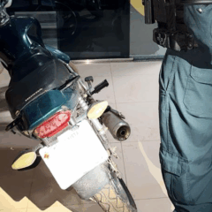 Motocicleta com restrição de roubo  é encontrada próximo a ponto de venda de drogas