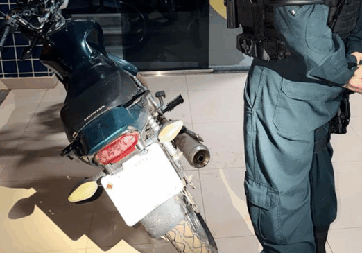 Motocicleta com restrição de roubo  é encontrada próximo a ponto de venda de drogas
