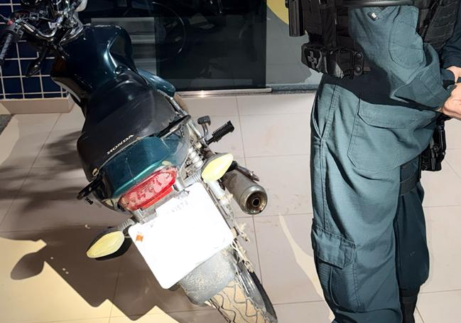 Motocicleta com restrição de roubo é encontrada próximo a ponto de venda de drogas Motocicleta com restrição de roubo é encontrada próximo a ponto de venda de drogas