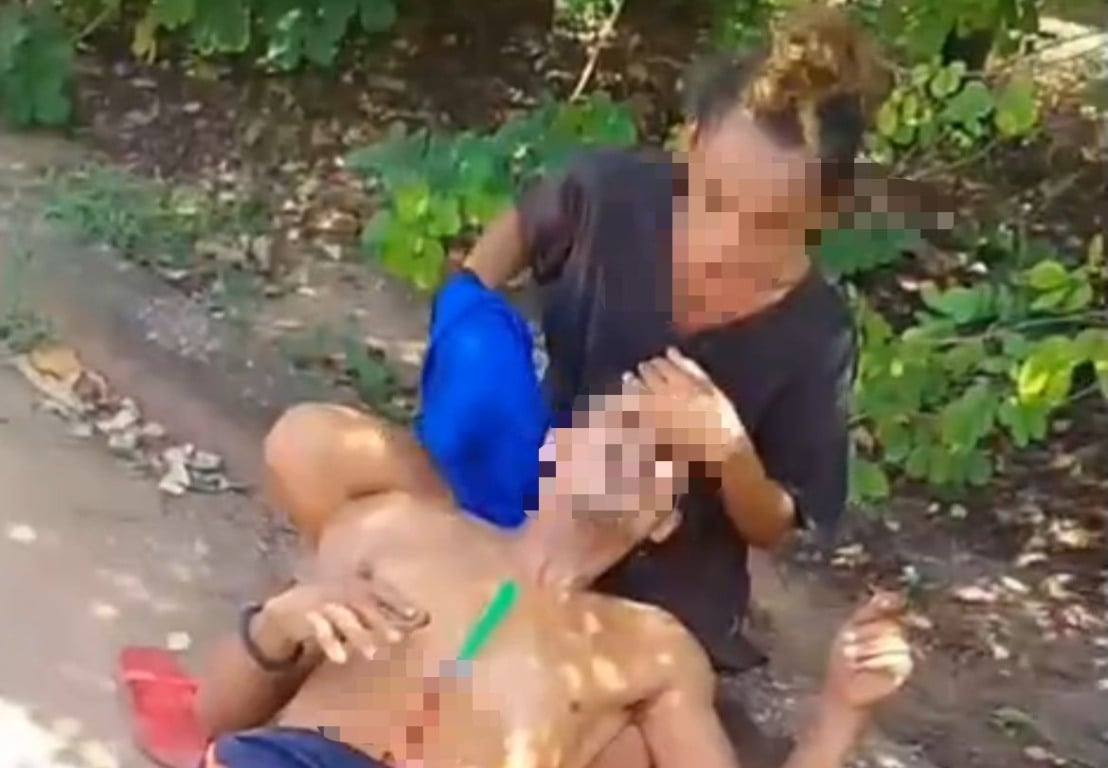 A faca de mesa tipo serra ficou cravada no abdômen da vítima. (Foto: Reprodução)