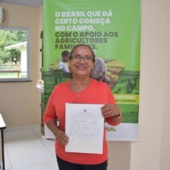Maria Coelho foi uma das 20 pessoas beneficiadas com a entrega do Contrato de Concessão de Uso (CCU). (Foto: Divulgação).