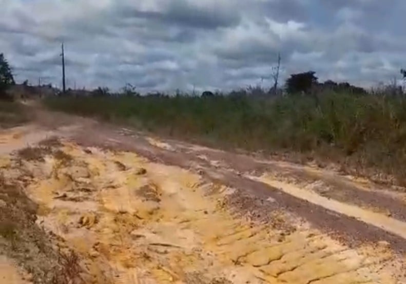Moradores reclamam de situação precária em vicinal na vila Novo Paraíso