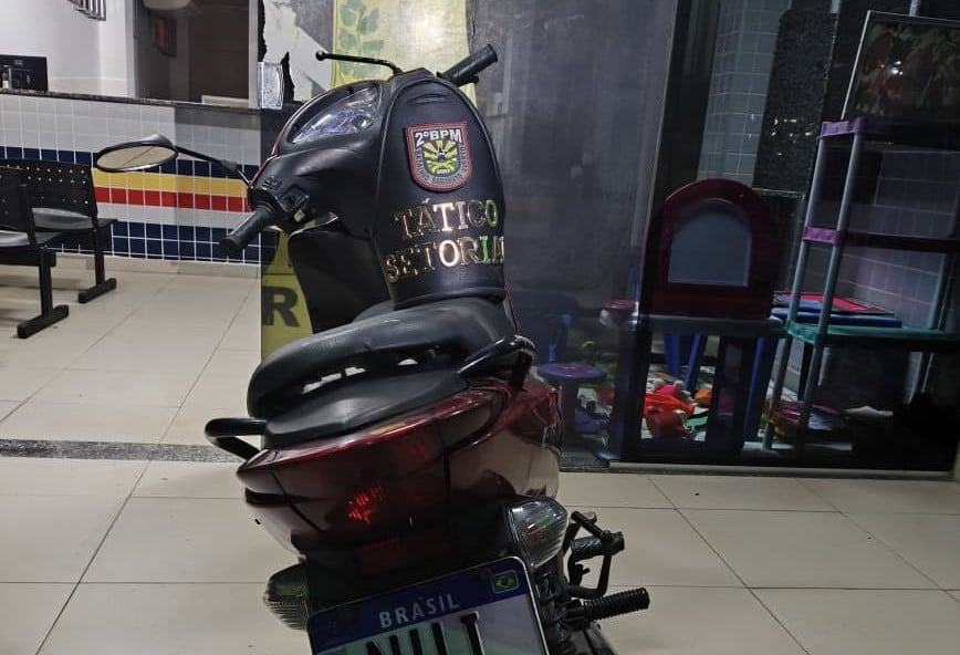A motocicleta foi apreendida e apresentada às autoridades competentes. (Foto: Divulgação). A motocicleta foi apreendida e apresentada às autoridades competentes. (Foto: Divulgação).