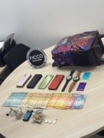 Entorpecentes e objetos apreendidos com os suspeitos e na casa. (Foto: Divulga&ccedil;&atilde;o).