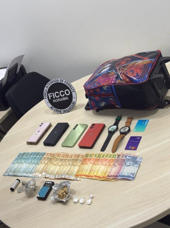 Entorpecentes e objetos apreendidos com os suspeitos e na casa. (Foto: Divulgação).