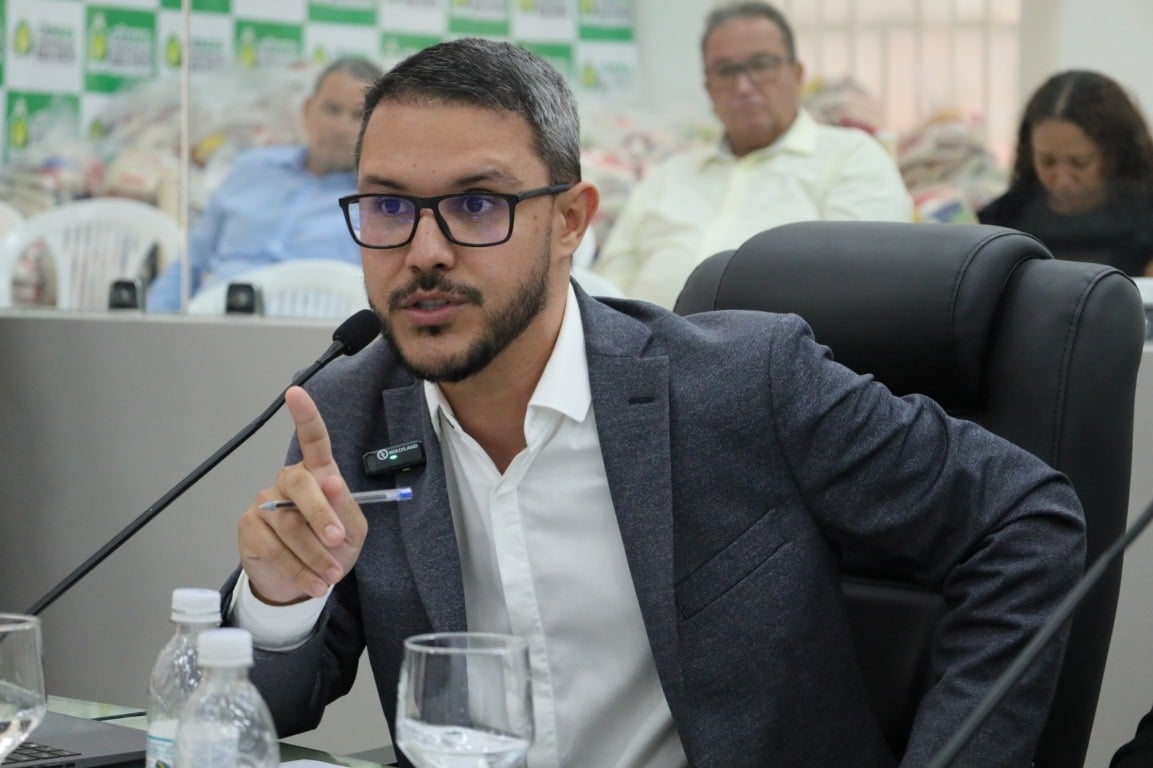 O vereador Ítalo Otávio no plenário da Câmara Municipal de Boa Vista - 19.12.2025 (Foto: Reynesson Damasceno/CMBV)