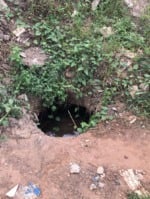 Moradores denunciam bueiro aberto e buracos em rua no Caran&atilde;