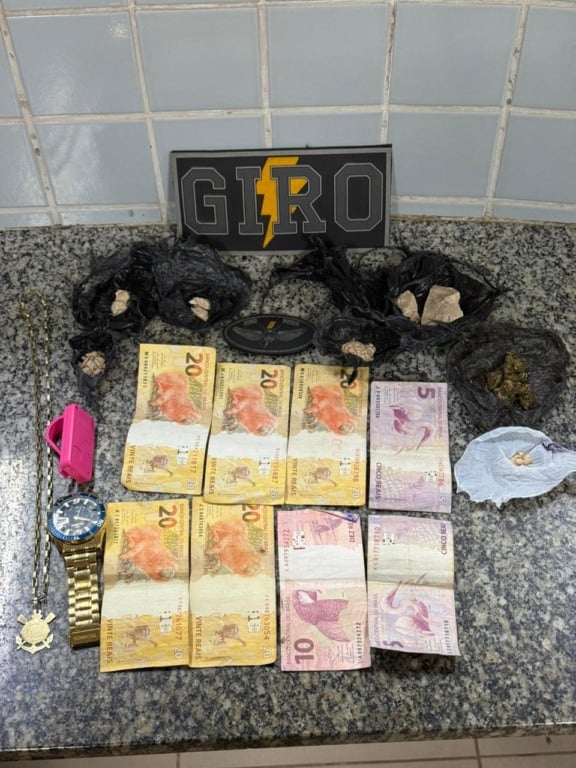 Os entorpecentes e dinheiro apreendidos. (Foto: Divulgação).