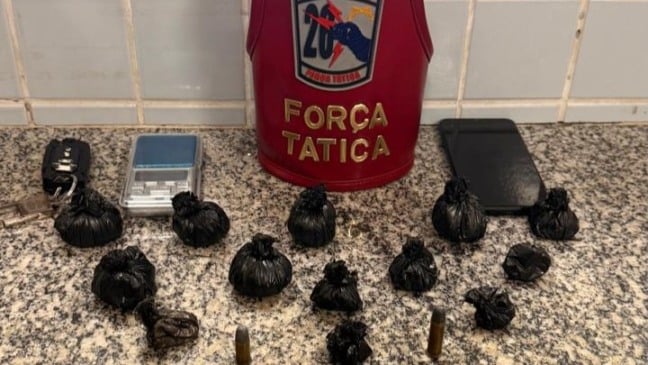 Durante a busca veicular, os agentes encontraram 13 invólucros de substância aparentando ser cocaína em uma bolsa. Foto: reprodução