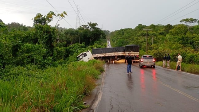 BR-174 está interditada há mais de 12 horas após acidente com carreta