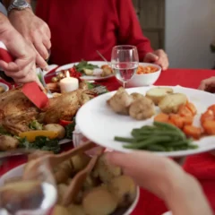 Com planejamento, modera&ccedil;&atilde;o e aten&ccedil;&atilde;o &agrave; higiene dos alimentos, &eacute; poss&iacute;vel aproveitar a ceia de Natal com seguran&ccedil;a e come&ccedil;ar o dia seguinte sem arrependimentos (Foto Divulga&ccedil;&atilde;o)