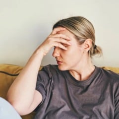 Cansaço e dores de cabeça podem ser sinais de falta de autocuidado (Foto: Reprodução)