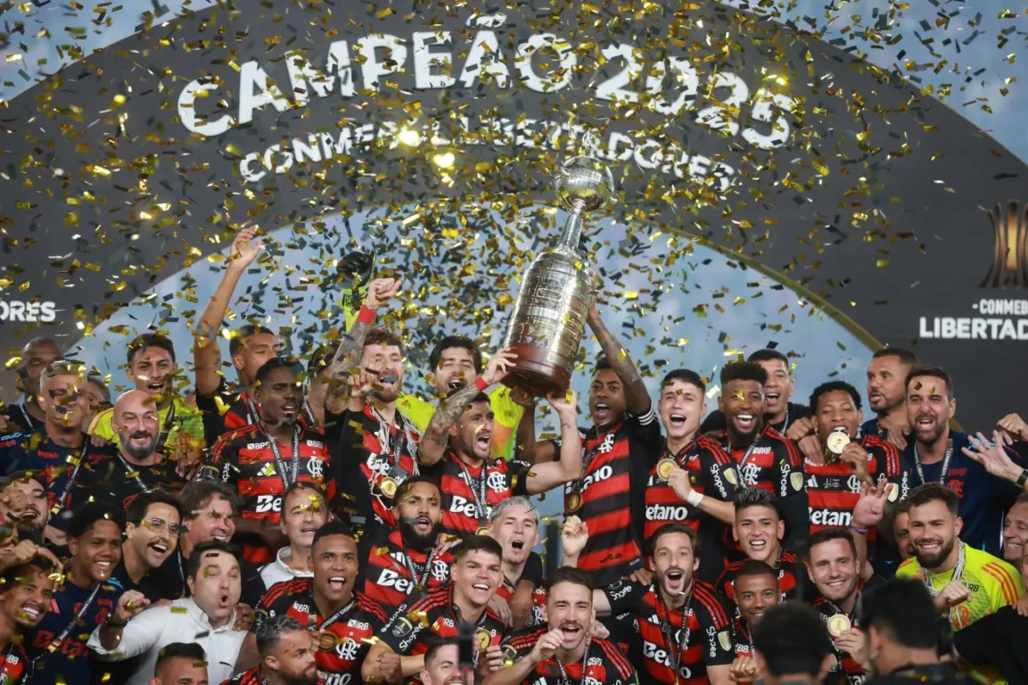 Flamengo próximo de ultrapassar R$ 2 bilhões em arrecadação. (Foto: Hector Vivas/Getty Images) Flamengo próximo de ultrapassar R$ 2 bilhões em arrecadação. (Foto: Hector Vivas/Getty Images)