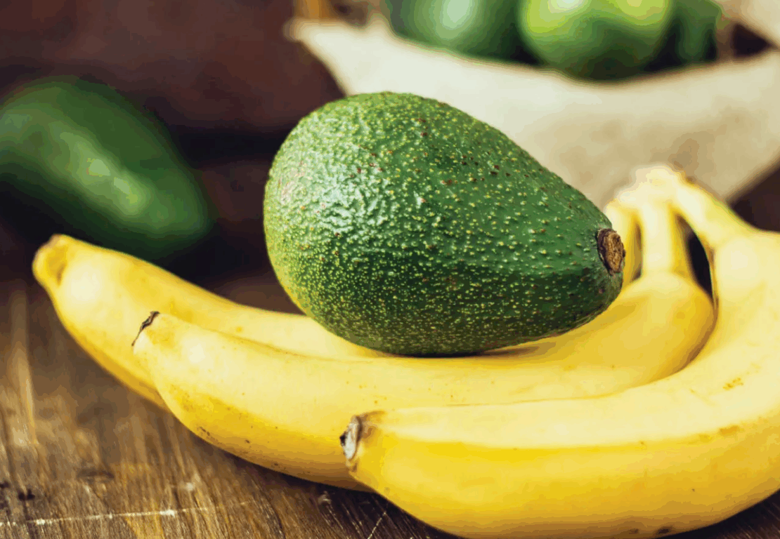 Abacate e banana são boas opções para tratar os cabelos (Foto: Reprodução)