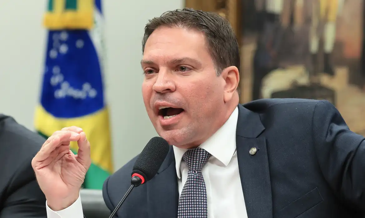 Alexandre Ramagem foi condenado pelo STF a 16 anos e um mês de prisão por envolvimento na tentativa de golpe de Estado. Foto: Lula Marques/ Agência Brasil Alexandre Ramagem foi condenado pelo STF a 16 anos e um mês de prisão por envolvimento na tentativa de golpe de Estado. Foto: Lula Marques/ Agência Brasil