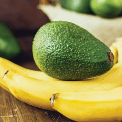 Abacate e banana são boas opções para tratar os cabelos (Foto: Reprodução)