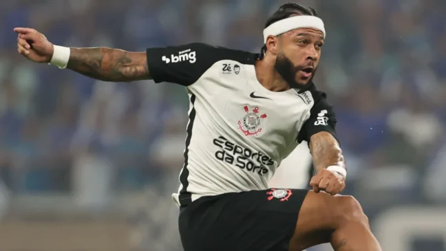 Memphis Depay em Cruzeiro x Corinthians pela Copa do Brasil.
(Foto: GILSON LOBO/AGIF - AGÊNCIA DE FOTOGRAFIA/AGIF - AGÊNCIA DE FOTOGRAFIA/ESTADÃO CONTEÚDO).