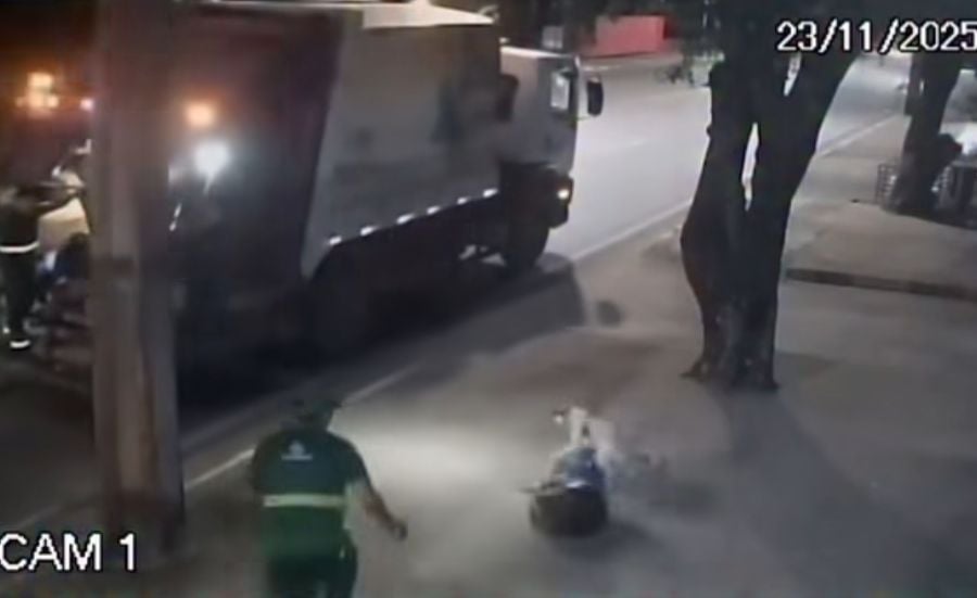 Vídeo registrou o momento em que o gari arremessou um saco de lixo contra o cachorro durante a coleta, na madrugada de 23 de novembro. (Foto: Divulgação)