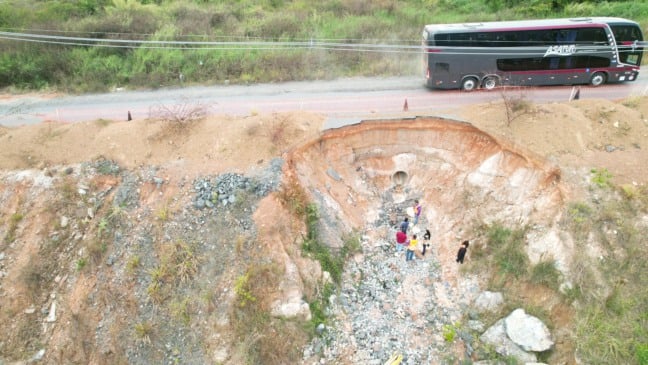 Segundo a equipe técnica responsável, a erosão foi causada pela combinação de chuvas intensas e falhas no sistema de drenagem superficial. (Foto: Dnit).