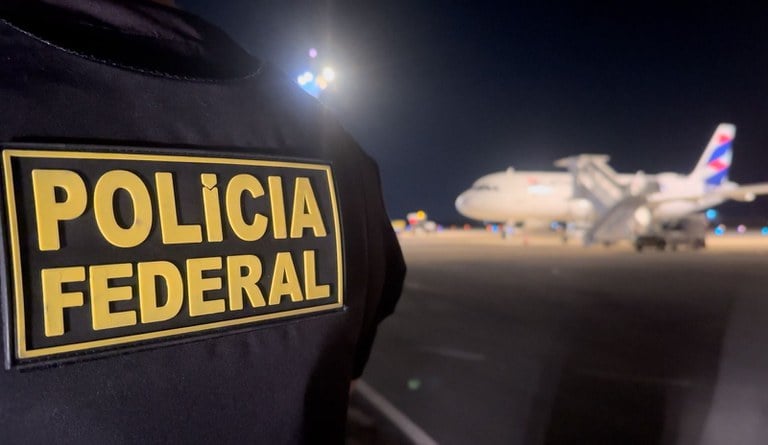 Polícia Federal prende ex-vereadora de Pacaraima durante desembarque no Aeroporto de Boa Vista (Foto: PF)
