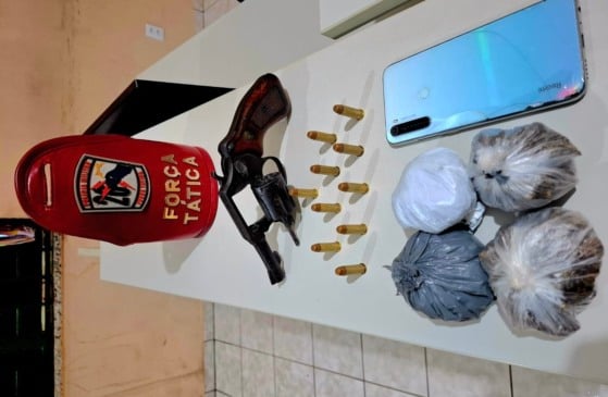 Foram apreendidos uma arma de fogo calibre .38, munições e invólucros de skunk. (Foto: Divulgação)