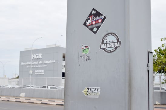 Boa Vista proíbe placas em postes, pontos de ônibus, semáforos e árvores (Foto: Wenderson Cabral/FolhaBV)
