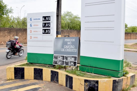 Postos encerram promoção e voltam a cobrar R$ 6,95 por litro da gasolina (Foto: Wenderson Cabral/FolhaBV)